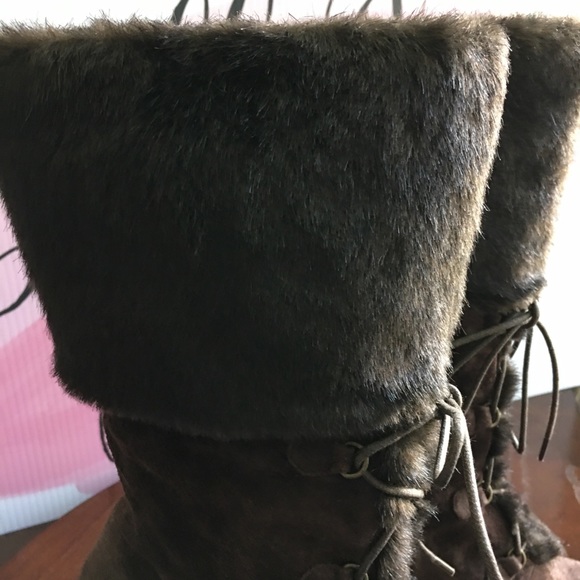 Chocolate Brwn Suede Lace-up Faux Fur Cuffed Boots - Picture 5 of 8